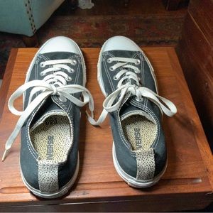 Ladies black canvas Converse All⭐️Stars- good shape. Lightly worn. 9 US 7 UK